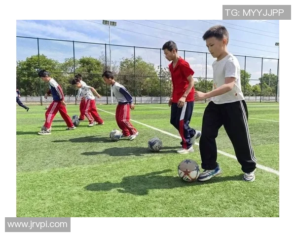 孩子们的足球梦想在专业学校中绽放成长与快乐的旅程